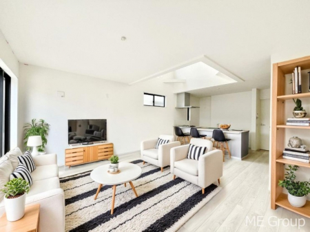 ���r���O�@�Ƒ��̘a�₩�ȉ�b���������Ă������B�J�����̂��郊�r���O�ł��B���Ƌ��CG�ł�  