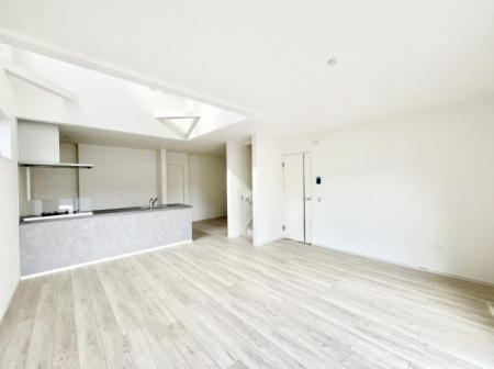 ���r���O�@���r���O�㕔�ɂ͐��������̗p�B���邢�z���ɕ�܂���ԂŉƑ��c���I