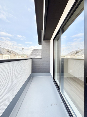 �o���R�j�[�@�����`Balcony�`  �傫�ȋ�Ɉ͂܂ꂽ�C�����̂����ƁB  �o���R�j�[��`�������ň��|�I�ȊJ�����ɕ�܂�܂��B  �o���R�j�[�͗z���������݂��z�c����󕨂��C�����悭�������Ƃ��ł��܂��B