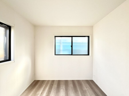 q@`Bed Room`@q͂qlɂƂđϏdȖ܂Bqlŉ߂Ԃ^邱ƂŁAh׋ԂRƑ܂畔̕Еt|ȂǂƂɌq܂B