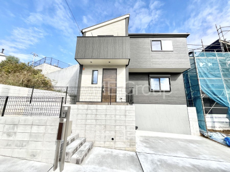 nOώʐ^@Oρ`Exterior`  ՐÂȏZnŎqĉƑɃsb^B  ̂UKȗ΂Ɍb܂ꂽGAŁARɕ܂ꂽ₩ȕ炵邽߂́AƂ肠ZĂ܂B