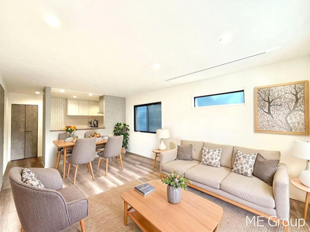 rO@`Living`@Ƒ̉bΊ炪srOłBqĂpȂA傫ȃ\t@_CjOe[ułH肭났􂻂ȖԂłIƋCGł