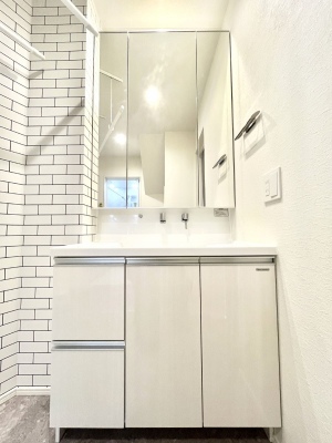 ʑEʏ@`Dressing Room`@\ȑ傫̐ʑ͎[鎖ȂAgȂ݃`FbN⎕ȂǁA̍QԂłzeCNȃXy[Xŗ]TƂƂĒ܂B