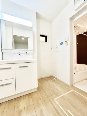 ���̑��@�����`Dressing Room�`����������F�����œ��ꂳ��Ă���ƁA�X�b�L���Ɛ�������ۂ������܂��B  ���̗��ɂ͂����Ղ�Ǝ��[�X�y�[�X��W�������I  �����́A�V���v�����@�\�����d�����āB