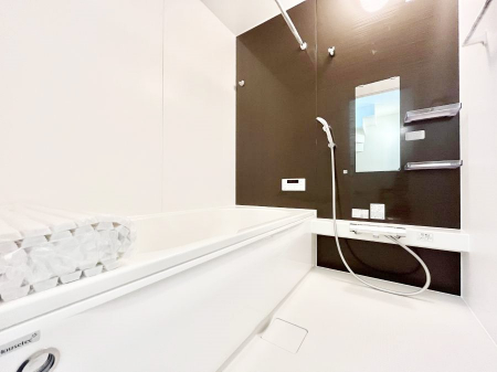 �����@�����`Bath Room�`�@�������������͋C�̗����Ŗ����Ɍ����ă��t���b�V���B���������@�\���t���Ă���̂ŗׂ̐���@�u����Ő􂢏オ�������󕨂��A�J�̓����V�C���C�ɂ������������邱�Ƃ��\�ł��B