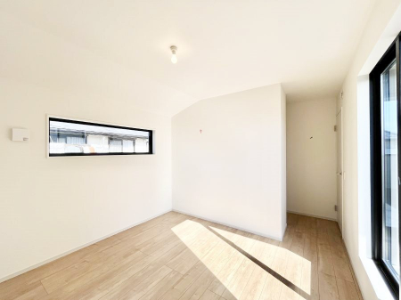 ���̑����ρ@�����`Bed Room�`�@�؂̉����肪�₳�����t���[�����O�͈��炬�������炷�v���C�x�[�g��ԁB����߂̃t���[�����O�ł��̂ŁA�ǎ��Ƃ��}�b�`���A���������X�ɍL�������Ă������ʂ��B