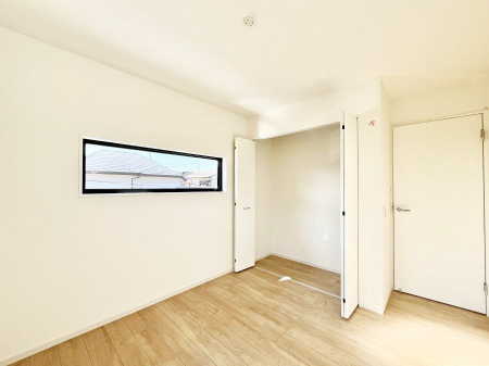 �Q���@�����`Bed Room�`�����ɂ͎��[�N���[�[�b�g�������I���i�g���̂��m���⏬���͂������A�G�ߕ��̂��m���Ȃǂ���������Ɛ������ڂ����܂������܂��B  ������Ԃ��L���g�p�ł��܂��ˁB