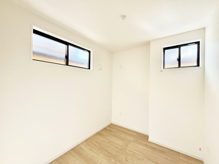 �q�������@�����`Bed Room�`�@2�ʍ̌����m�ۂ������邢�����́A���ʂ����ǂ��A��ϋ��S�n�̗ǂ���ԂƂȂ��Ă���܂��B�u�₩�ȕ��������ċN���钩�́A���K�����̎n�܂�ɁI���������ʕ����ƂĂ��ǂ��Z�܂���