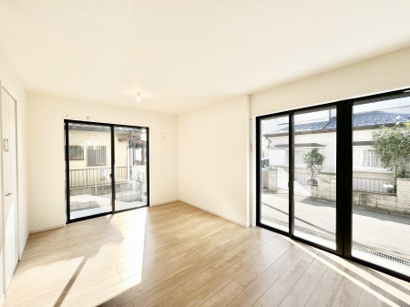 ���r���O�@�����`Living�`�L���ȗz�������̏ꏊ���Ƃ炵�����B  �����邱�̋�Ԃ݂͂�Ȃ̏Ί炪�W���ꏊ�A����Y��A���邱�Ƃ̂Ȃ����킢���Ȃ���b���y���ގ��ԁA��������̎v�����Ԃ���ꏊ�B