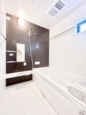 �����@�������Q�������`Bath Room�`�@���t���̃o�X���[���́A�̌������薾�邭�C�����̗ǂ���Ԃł��B�������邱�ƂŁA���C�����ǍD�B������芰����o�X���[���ŁA�����̃o�X�^�C�����y���݂ɂȂ肻���ł��B