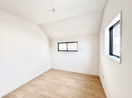 �q�������@�������Q�������`Bed Room�`�@�q�������͂��q�l�ɂƂ��đ�Ϗd�Ȗ���������܂��B�q����l�ŉ߂�����Ԃ�^���邱�ƂŁA�h���׋����Ԃ����R�Ƒ����܂����畔���̕Еt����|���Ȃǂ��������ƂɌq����܂��B