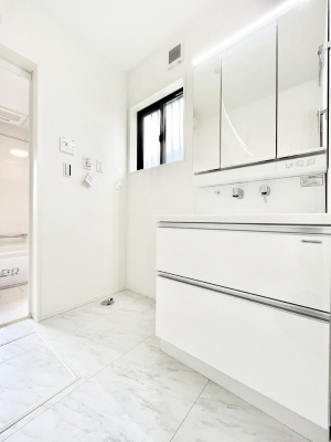 ���̑��@�������P�������`Dressing Room�`  �\���ȑ傫���̐��ʑ�͎��[�����鎖�Ȃ���A�g�����Ȃ݃`�F�b�N�⎕�����ȂǁA���̍Q�����������Ԃł��z�e�����C�N�ȃX�y�[�X�ŗ]�T�Ƃ�Ƃ�������Ē����܂��B