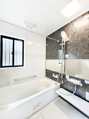 �����@�������P�������`Bath Room�`�@���t���̃o�X���[���́A�̌������薾�邭�C�����̗ǂ���Ԃł��B�������邱�ƂŁA���C�����ǍD�B������芰����o�X���[���ŁA�����̃o�X�^�C�����y���݂ɂȂ肻���ł��B