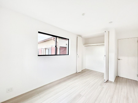 �Q���@�������P�������`Bed Room�`  �S�����ɂ͎��[�N���[�[�b�g�������I���i�g���̂��m���⏬���͂������A�G�ߕ��̂��m���Ȃǂ���������Ɛ������ڂ����܂������܂��B  ������Ԃ��L���g�p�ł��܂��ˁB