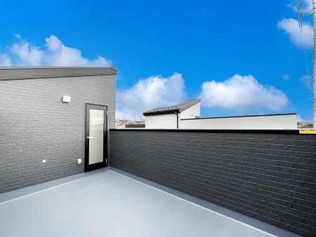 �o���R�j�[�@�������P�������`Balcony�`�@�傫�ȋ�Ɉ͂܂ꂽ�C�����̂����ƁB�o���R�j�[��`�������ň��|�I�ȊJ�����ɕ�܂�܂��B�o���R�j�[�͗z���������݂��z�c����󕨂��C�����悭�������Ƃ��ł��܂��B