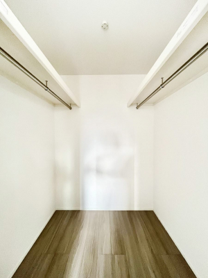 ���̑��@�������P�������`Walk-in Closet�`�@��������̗m���������Ă��V���ɂȂ�ɂ����E�H�[�N�C���N���[�[�b�g�B�m���ȊO�ɂ��A���i�g��Ȃ��Ɠd��X�[�c�P�[�X�A�X�g�b�N�i�Ȃǉ��ł��Еt����������Ԃł��B