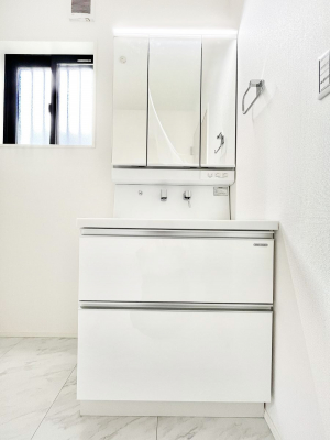 ���ʑ�E���ʏ��@�������P�������`Dressing Room�`  ����������F�����œ��ꂳ��Ă���ƁA�X�b�L���Ɛ�������ۂ������܂��B���̗��ɂ͂����Ղ�Ǝ��[�X�y�[�X��W�������I�����́A�V���v�����@�\�����d�����āB