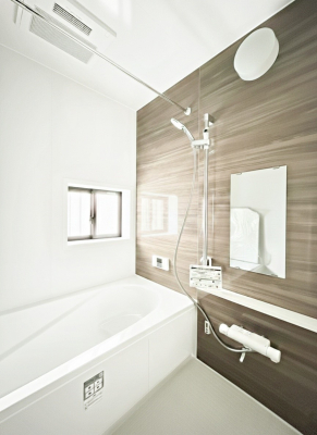 �����@������B�������`Bath Room�`�@���t���̃o�X���[���́A�̌������薾�邭�C�����̗ǂ���Ԃł��B�������邱�ƂŁA���C�����ǍD�B������芰����o�X���[���ŁA�����̃o�X�^�C�����y���݂ɂȂ肻���ł��B