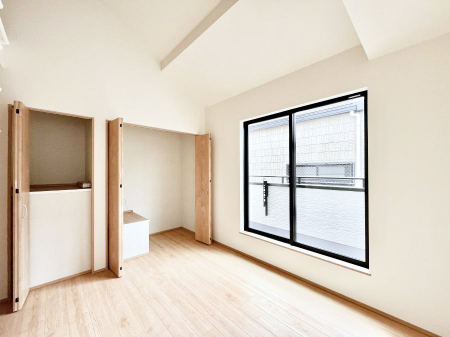 ���̑����ρ@������B�������`Bed Room�`  �S�����ɂ͎��[�N���[�[�b�g�������I���i�g���̂��m���⏬���͂������A�G�ߕ��̂��m���Ȃǂ���������Ɛ������ڂ����܂������܂��B  ������Ԃ��L���g�p�ł��܂��ˁB