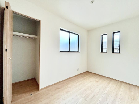 �q�������@������B�������`Bed Room�`�@�q�������͂��q�l�ɂƂ��đ�Ϗd�Ȗ���������܂��B�q����l�ŉ߂�����Ԃ�^���邱�ƂŁA�h���׋����Ԃ����R�Ƒ����܂����畔���̕Еt����|���Ȃǂ��������ƂɌq����܂��B