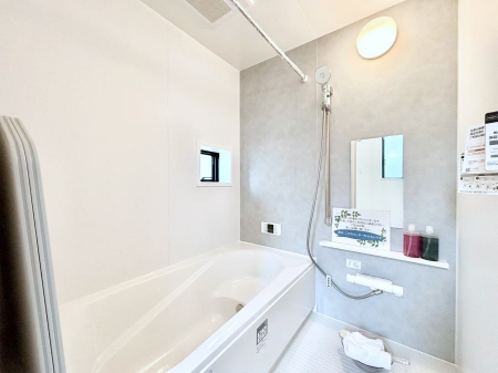 �����@������B�������`Bath Room�`�@����L�΂��ē������邱�Ƃ��\�I����̔�������M�d�ȃo�X�^�C���ł��B���q�l�Ƃ��ꏏ�ł��\���ȍL���Ȃ̂ŁA���r���O�Ƃ͈�����Ƒ��c�R�̂ЂƎ������y���݂��������܂��B