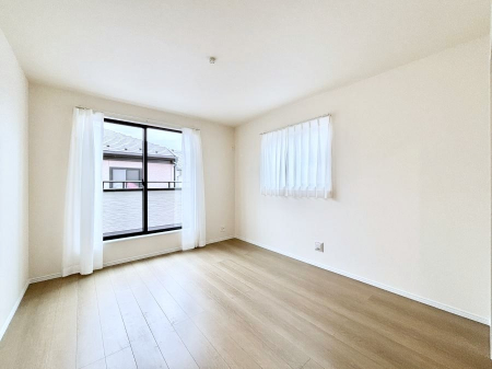 ���̑����ρ@������B�������`Bed Room�`�@2�ʍ̌����m�ۂ������邢�����́A���ʂ����ǂ��A��ϋ��S�n�̗ǂ���ԂƂȂ��Ă���܂��B�u�₩�ȕ��������ċN���钩�́A���K�����̎n�܂�ɁI�������肪�ƂĂ��ǂ��Z�܂���