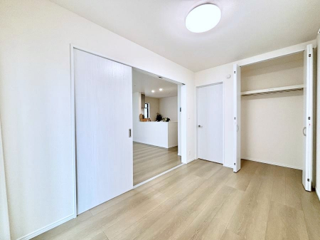 ���̑����ρ@������B�������`Bed Room�`�@�}���V�����ƈႢ�������������̂��ˌ��Ẵ����b�g�ł��B���Ƒ������������ƂŎ苷�Ɋ����Ă����Z�܂����ˌ��Ăł͊e�����v���C�o�V�[��ۂ��Ƃ��ł��܂��B