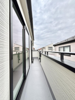 �o���R�j�[�@������B�������`Balcony�`�@�傫�ȋ�Ɉ͂܂ꂽ�C�����̂����ƁB�o���R�j�[��`�������ň��|�I�ȊJ�����ɕ�܂�܂��B�o���R�j�[�͗z���������݂��z�c����󕨂��C�����悭�������Ƃ��ł��܂��B