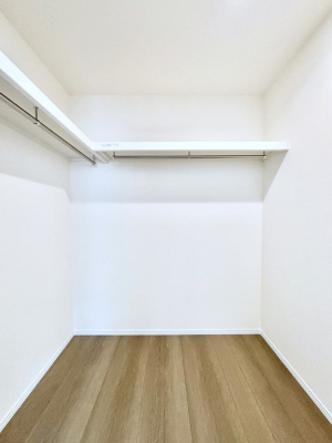 ���̑��@������B�������`Walk-in Closet�`�@��������̗m���������Ă��V���ɂȂ�ɂ����E�H�[�N�C���N���[�[�b�g�B�m���ȊO�ɂ��A���i�g��Ȃ��Ɠd��X�[�c�P�[�X�A�X�g�b�N�i�Ȃǉ��ł��Еt����������Ԃł��B