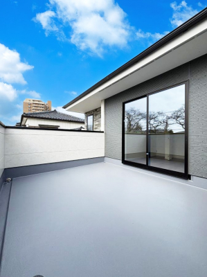 �o���R�j�[�@�����`Balcony�`�@�쑤�ɐݒu���ꂽ���s���̂��郏�C�h�o���R�j�[�B�S�n�悢�z�˂���g���ȕ����y���ނ��Ƃ��o���܂��B���ꂽ���ɂ͂����Ղ�̐��󕨂�z�c�������܂��I�g���₷���J���I�ȃo���R�j�[�ł���