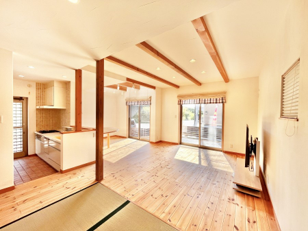 ̑ρ@Ƒ̏Ί炪RƐ܂ĂAȕ͋C̃_CjOɎdオĂ܂ 