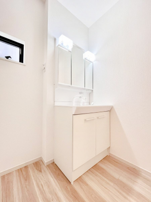 ���̑��@�����`Dressing Room�`�@�������̂�����K��Ԃł��B�����̐g�x�x���C�����ǂ����g�������܂��B�O�ʋ������[�ŎU�炩�肪���Ȑ��ʑ���X�b�L���Еt���L���C���L�[�v��