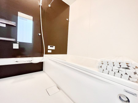 �����@�����`Bath Room�`�@�������������͋C�̗����Ŗ����Ɍ����ă��t���b�V���B���������@�\���t���Ă���̂ŗׂ̐���@�u����Ő􂢏オ�������󕨂��A�J�̓����V�C���C�ɂ������������邱�Ƃ��\�ł��B