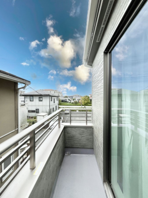 oRj[@`Balcony`@̃oRj[̑Oɂ͉_ȊOɑzՂ̂܂B󕨂₷A薾邭ĈĂ܂BƑS̐󕨂CɊ܂B