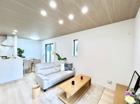 rO@`Living`@Ƒ̈̊LXƂXy[XBƑƉ߂Ԃ؂ɂɃsb^̂Ƃ̏ZԂłBqlĂSČ܂BƑ̏΂ɂڂɕт܂B