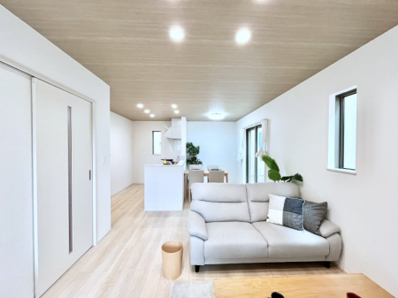 rO@`Living`@O̗ȂVvłLDKB傫ȑނ̂Ŏ邭AƑ̌ȅƂăsb^łBJƓ̗ǂ𐥔񂲗I