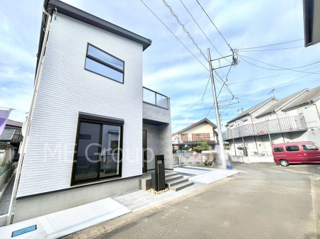 ���n�O�ώʐ^�@�O�ρ`Exterior�`  �ՐÂȏZ��n�Ŏq��ĉƑ��Ƀs�b�^���B  �����̂��U�������K�ȗ΂Ɍb�܂ꂽ�G���A�ŁA���R�ɕ�܂ꂽ���₩�ȕ�炵���������邽�߂́A��Ƃ肠��Z���������Ă��܂��B