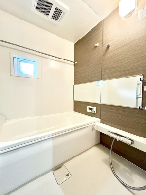 �����@�����`Bath Room�`�@�������������͋C�̗����Ŗ����Ɍ����ă��t���b�V���B���������@�\���t���Ă���̂ŗׂ̐���@�u����Ő􂢏オ�������󕨂��A�J�̓����V�C���C�ɂ������������邱�Ƃ��\�ł��B