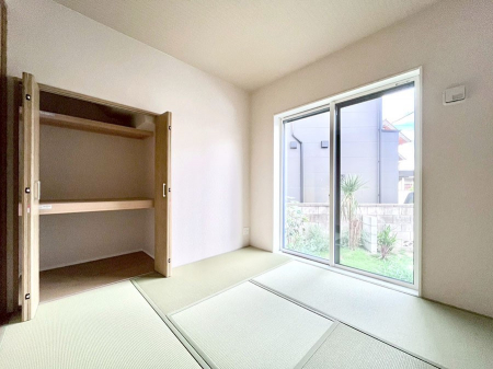 ���̑����ρ@�����`Japanese Room�`�@LDK�אڂ̃^�^�~�R�[�i�[�́A�A�C���������Ȃǉ��l�̉Ǝ��X�y�[�X�Ƃ��āA�܂������Ȃ��q�l�̂��邲�ƒ�ł͂����Q�₨�ނւ��̏�Ƃ��Ă����p���������܂��B