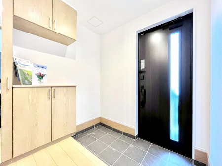 ���ց@�����`Entrance�`�@���ւ́A���q��������}�������ł���A�Ƒ����o���肷���ł�����̂Łu�������̊�v�Ƃ��Ă΂��d�v�ȏꏊ�I��������Ɩ��邭�A���ł����q�l�����o�}���ł���悤�Ȑ݌v�����܂����I