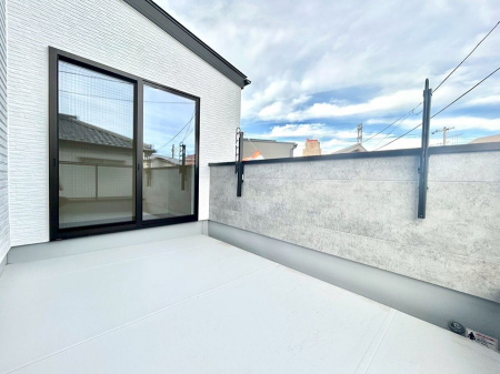 �o���R�j�[�@�����`Balcony�`  �傫�ȋ�Ɉ͂܂ꂽ�C�����̂����ƁB�o���R�j�[��`�������ň��|�I�ȊJ�����ɕ�܂�܂��B  �o���R�j�[�͗z���������݂��z�c����󕨂��C�����悭�������Ƃ��ł��܂��B