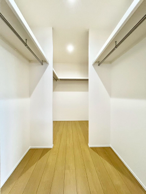 ���̑��@�����`Walk-in Closet�`�@�K�v�Ȃ��̂�R�[�f�B�l�[�g���ꗗ���Ċm�F�ł��A�g�x�x�⏀�����Z���ԂōςރE�H�[�N�C���N���[�[�b�g��ݒu���܂����B�Ƃ̒�����������Ƃ�����֗��Ȏ��[�X�y�[�X�ł��B