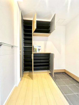 ���̑����ρ@�����Ղ���[�ł���V���[�Y�{�b�N�X�ŉƑ��S���̌C���A���ւ�������B  