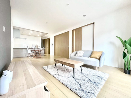 ���r���O�@�����`Living�`�@�����ɂ݂͂�Ȃ��W���A�H���Ɗy������b���n�܂�B�b�ɖ����ɂȂ肷���āA��������Y��锼�߂��ɂȂ��Ă��܂��B����ȑ��̊Ԃ̍K�������������Ă����ꏊ�ł��肽���B