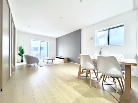 ���r���O�@�����`Living�`�@�Ƒ��̈�̊�����������L�X�Ƃ����X�y�[�X�B�Ƒ��Ɖ߂������Ԃ��؂ɂ�����Ƀs�b�^���̂�Ƃ�̏Z��Ԃł��B���q�l���������Ă����S���Č����܂��B�Ƒ��̏΂��������ɂ��ڂɕ����т܂��B