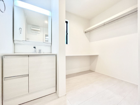 ���̑��@�������S�������`Dressing Room�`�@�\���ȑ傫���̐��ʑ�͎��[�����鎖�Ȃ���A�g�����Ȃ݃`�F�b�N�⎕�����ȂǁA���̍Q�����������Ԃł��z�e�����C�N�ȃX�y�[�X�ŗ]�T�Ƃ�Ƃ�������Ē����܂��B