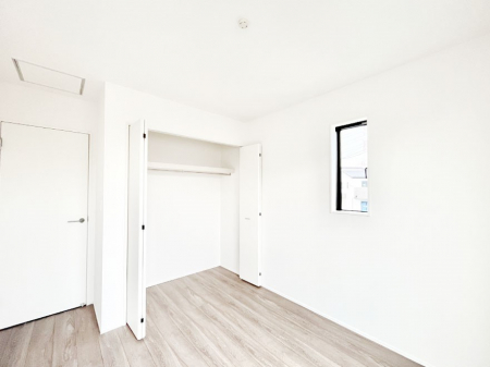 ���̑����ρ@�������S�������`Bed Room�`  �S�����ɂ͎��[�N���[�[�b�g�������I���i�g���̂��m���⏬���͂������A�G�ߕ��̂��m���Ȃǂ���������Ɛ������ڂ����܂������܂��B  ������Ԃ��L���g�p�ł��܂��ˁB