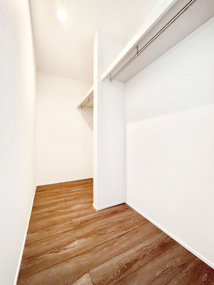 ���̑��@�������S�������`Walk-in Closet�`�@��������̗m���������Ă��V���ɂȂ�ɂ����E�H�[�N�C���N���[�[�b�g�B�m���ȊO�ɂ��A���i�g��Ȃ��Ɠd��X�[�c�P�[�X�A�X�g�b�N�i�Ȃǉ��ł��Еt����������Ԃł��B