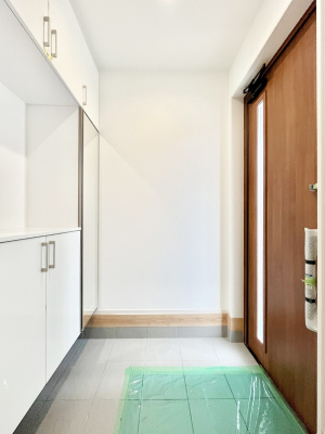 ���ց@�K���X�X���b�g�̓��������փh�A�������Ɍ���͂��Ă���܂� 