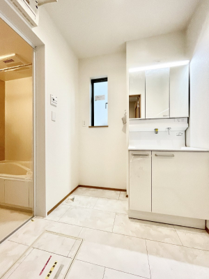 ���̑��@������B�������`Dressing Room�`�@���邭����������p�E�_�[���[���B�����g���ꏊ�����炱���A���K�ȋ�ԂƂȂ��Ă���܂��B�V�����v�[�h���b�T�[���̗p���Ă���܂��̂ŁA���V��������y�ɏo���܂��B